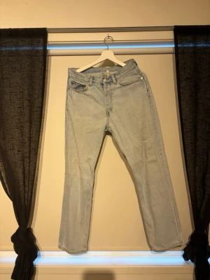 Ljusblå weekday straight jeans - Klassiska ljusblå weekday jeans. Jeansen har knappgylf. Perfekta för en avslappnad stil.