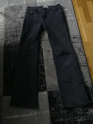 Svarta bootcut jeans - Snygga svarta jeans med bootcut passform och klassisk femficksdesign. Jeansen har en rak midja och är tillverkade i ett mjukt jeansmaterial som passar perfekt till en avslappnad stil. De är jätte low waist!!
