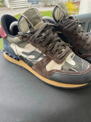 Valentino Rockrunners stl 41 - Feta valentino rockrunnes i bra skick 7/10 ✅ säljer pga att de blivit för små. Pris kan diskuteras 😀