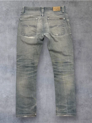 Vintage Nudie Grim Tim - Säljer dessa sinnessjukt feta nudie grim, uppskattas att vara producerade tidigt 2000 tal baserat på ”nudie” texten där bak🤩. Midja: 40 ytterben: 96,5 Benöppning: 16 