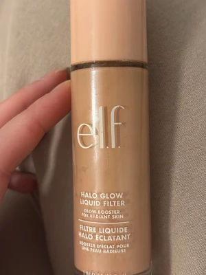 e.l.f. Halo Glow  - Nyansen 3 light/medium. Har bara använts en gång, tyvärr passade den inte min hudfärg. Hör av dig vid intresse! 🫶
