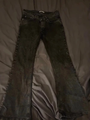 Gråa/ svarta Bootcut jeans  - Snygga bootcut jeans 