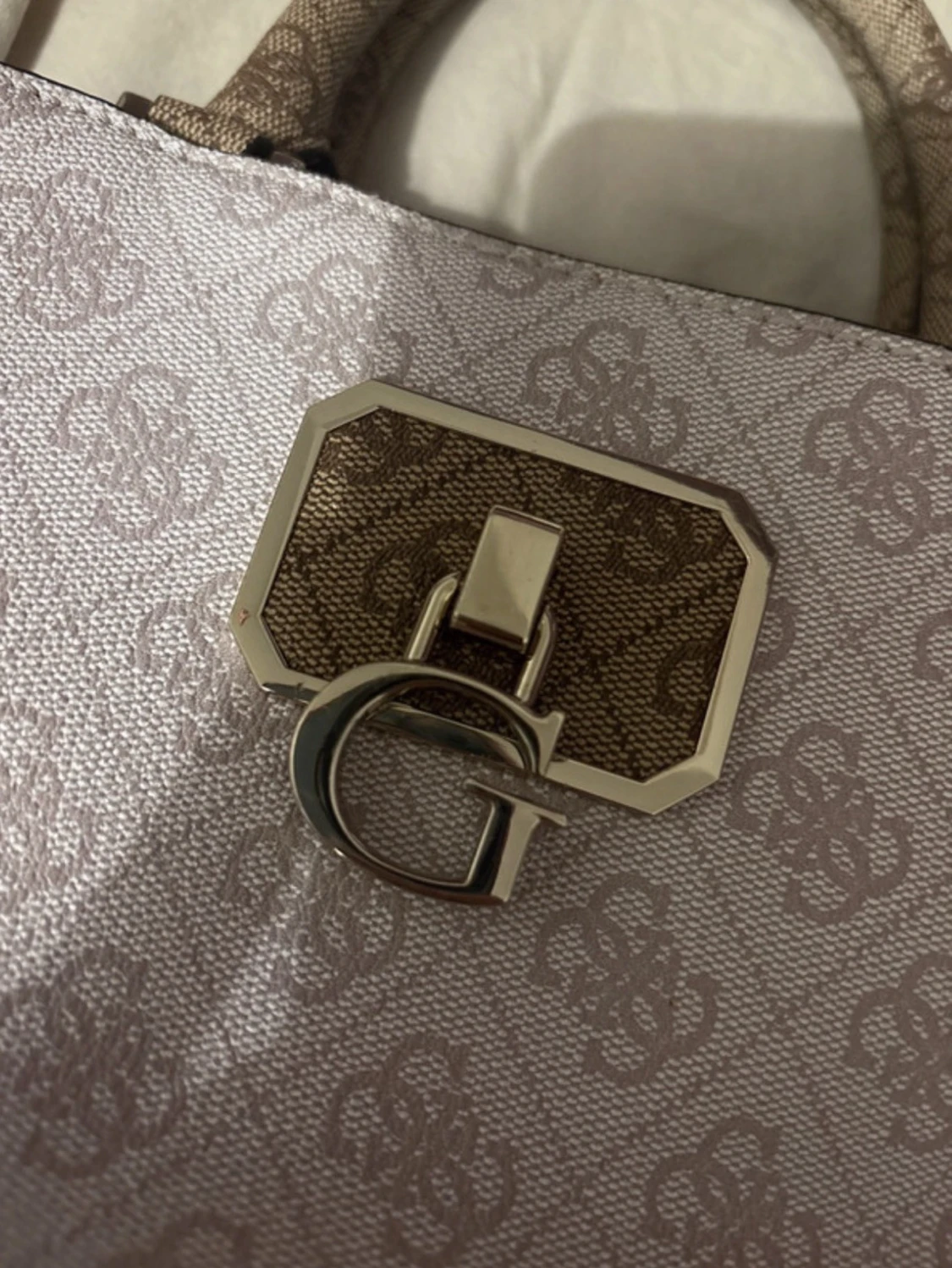 Beige handväska från Guess - 2