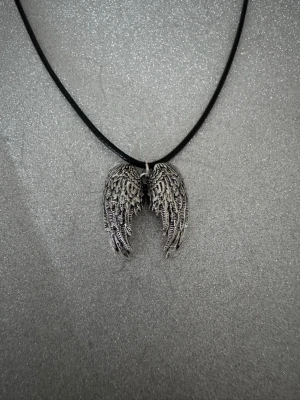 Svart halsband med änglavingar - Halsband som inte är i äkta silver/guld. Kedja är oftast 50cm men kan ibland komma i 45cm. Kedja är rostfritt stål, berlock oftast i zinklegering men kan även det i vissa fall vara rostfritt stål. Be gärna om mått på berlock om detta är viktigt då bilderna är missvisande när det gäller hur stora dom är! 🌹❤️  Allt är nytt även om de kan stå ”mycket bra skick” , detta mest för att Vinted inte ska fundera på varför jag bara har nya saker .  Bud accepteras inte 🥰🌹