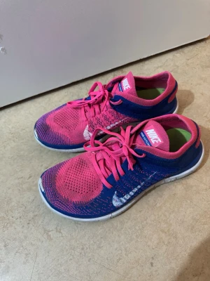 Nike skor  - Ett par Nike skor i stl 38,5 som är i väldigt bra skick säljs för 150 kr. 