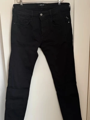 Svarta jeans från Replay - Mycket gott skick knappt använd. W33 L34