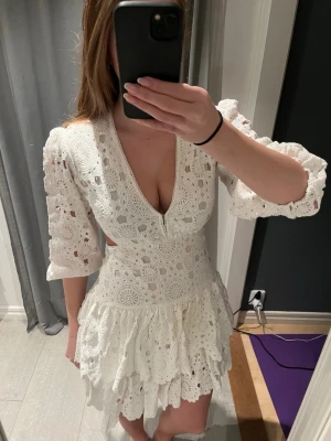 Vit spetsklänning - Superfin vit spetsklännning ifrån Maje i storlek 36. 🌺 Nypris: 6000kr och helt slutsåld på hemsidan. Kan diskutera pris 