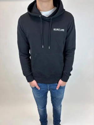 Helmut Lang Hoodie  - Hej! Säljer nu denna väldigt snygga och sällsynta Helmut Lang Hoodie! Storlek M fits S, Sällsynt model som inte längre säljs i butik! Perfekt hoodie nu tilll vintern
