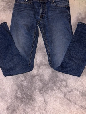 Jack&Jones slim glenn - Säljer mina Jack&Jones jeans då de inte passar mig. Fick de i julklapp o har ända sen dess inte kunnat använd mig av de. Storlek 31/32. Jeansen har inga defekter och är nya.