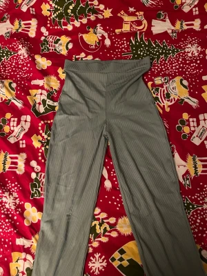 Ribbade ljusgrå leggings från 157 - Snygga ribbade leggings i ljusgrått från 157. De har hög midja och är tillverkade i ett stretchigt material som sitter skönt på kroppen. Perfekta för en chill och trendig look. Passar dig som gillar enkel men stilren design. Använda få tal gånger ❤️