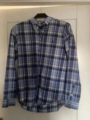 Blårutig skjorta från Ralph Lauren - Säljer en klassisk blårutig skjorta från Ralph Lauren i storlek XL. Skjortan har lång ärm, knappar framtill och ikoniska broderade loggan på bröstet. Den passar däremot mig som är M och 176cm men passar större också. Mvh
