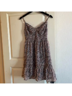 Unik Hollister klänning❤️❤️❤️ - Söt kort klänning med smala axelband och volangkant nertill.  Super Super snygg❤️ Använd gärna köp nu❤️ ( tjejen på bild är ca 1.60 och xs/s) 