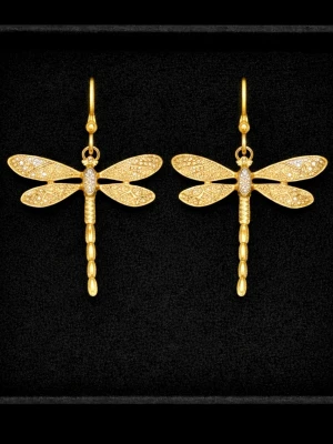 Guld örhängen  - GRATIS GÅVA MED VARJE ORDER! Stilren guldfärgad ring i modern design, perfekt som vardagssmycke eller att klä upp en outfit. Tillverkad i slitstark mässing-stål som ej rostar och är bekväm att bära hela dagen. (OBS: Smycket ser ut som bild nr 2!) Gratis gåva på köpet, snabb leverans, jag svarar alltid snabbt och skickar direkt. Perfekt present till dig själv eller någon du tycker om 💖 ✨💎📦💬