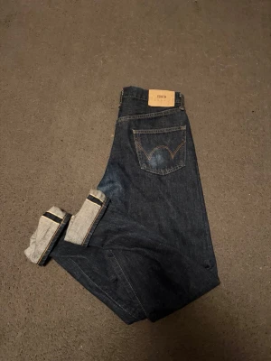 Mörkblå selvedge jeans från Edwin - Säljer nu mina snygga selvedge jeans från märket Edwin. Jeansen är gjorda i Japan och är i så gott som ny skick. Saknar defekter. Storlek 29x30 Hör av dig vid minsta fråga eller fundering. 