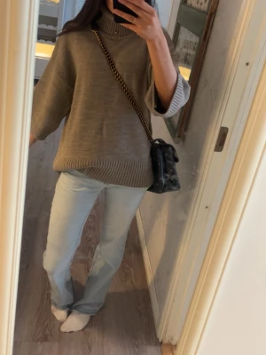 Finstickad Polo tröja - Säljer denna snygg  trendiga tröj,  helt ny ALDRIG använd ❤️