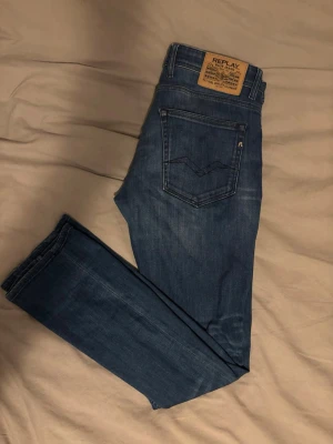 Blå Replay Grover - Snygga blå jeans från Replay i bra skick. Modellen grover storlek 32/32
