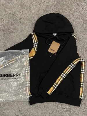 Burberry Hoodie  - Säljer min Burberry Hoodie i perfekt kvalitet, hoodies är jätte eftertraktad och passar med allt! Snabbt Frakt ✅ Perfekt Kvalitet ✅Inga skador ✅