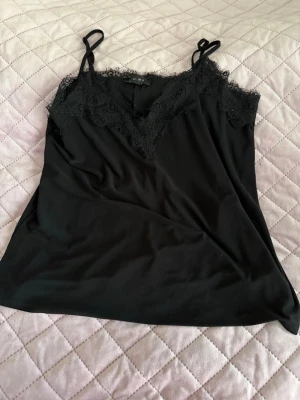 Linne  - Svart linne ifrån New yorker. Använt mycket förut men den är väldigt fin och inga skador. Kolla gärna in min plick om det finns fler saker du vill köpa, pris kan diskuteras det jag säljer 💓