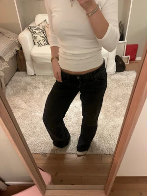 Svarta raka jeans från Zara - Säljer ett par svarta jeans från zara med rak passform. Jeansen har låg midja och säljer de då de är för långa på mig💓