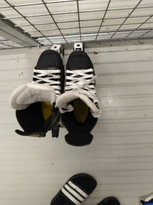 CCM Tacks hockeyskridskor svart/gul - Säljer ett par CCM Tacks hockeyskridskor i svart och gul med vita snören. Skridskorna har robust konstruktion, vadderad insida och klassisk CCM-design. Perfekta för dig som vill ta din hockey till nästa nivå.