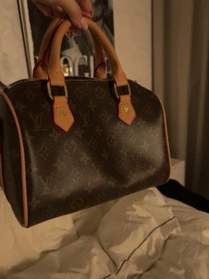 Monogram handväska - Elegant och stilren handväska perfekt för vardagsbruk.❤️ Väskan är second hand men ser helt ny ut och tillverkad i ett klassiskt monogrammönster. Den har gott om utrymme för dina viktigaste saker. ❤️kommer med långt band❤️pris kan diskuteras