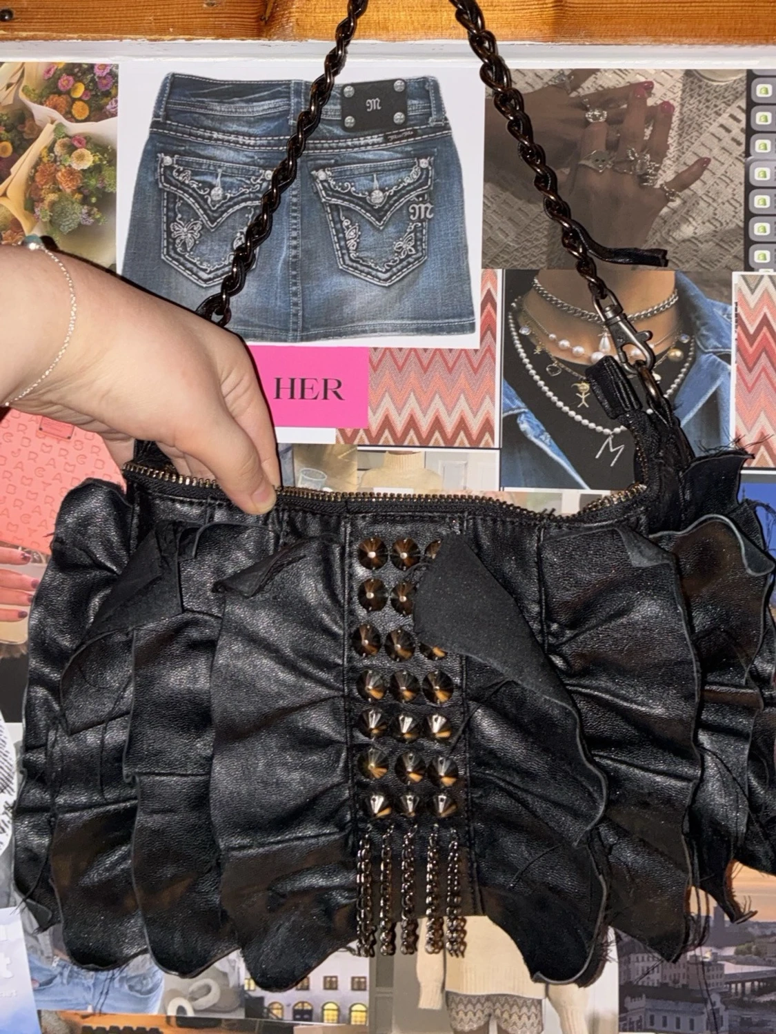 Svart handväska med nitar och volanger - 1