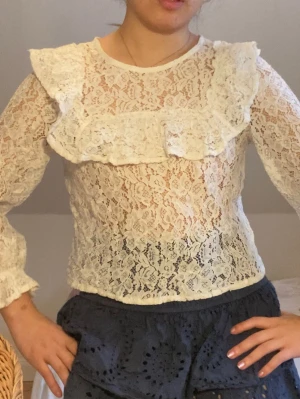 Spetsblus - Väldigt fin långärmad spetsblus