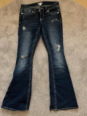 snygga low waist jeans - skitsnygga jeans som nästan aldrig är använda så i superbra skick!!💞💞