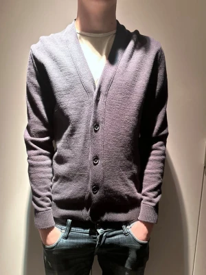 Cardigan/kofta från Only & Sons - |Hej! En otroligt snygg cardigan/kofta från Only & Sons❗️| Skick 9/10 otroligt bra skick☑️| Storlek: XS, sitter mer som XS/S, sitter hyfsat bra på mig - 189cm 75kg📏| Nypris: ca 400kr💵| Färg: mörkgrå, som på bilden🩶| Fraktar spårbart via postnord eller instabox📦| Hör av er för mer information!|