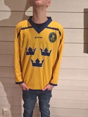 Hockey - Hör av dig vid frågor eller funderingar! Modelen är 162cm!