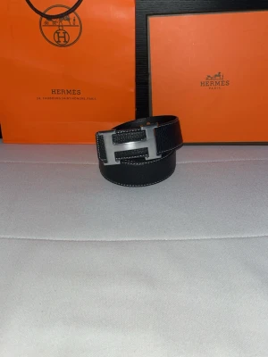 Svart läder bälte  - Svart bälte men silver metall 