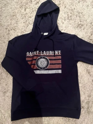 Riktigt najs  hoodie från Saint Laurent🙌🤩 - En hoodie från saint lauren i storlek M, passar även S, riktigt bra skick och den är köpt på plick så håll det i åtanke, skriv vid någon fundering och kom med prisförslag 🙌🤩