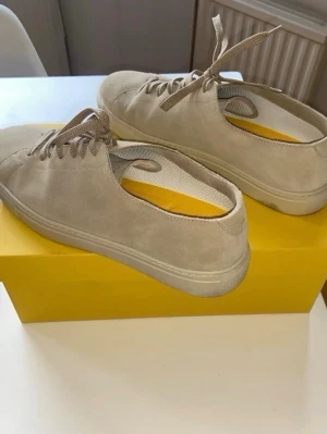 Doucal’s Sneakers stl. 44 - Säljer ett par Doucal's sneakers. Skorna är oanvända. Nypris 3999kr, äkta kalvmocka.