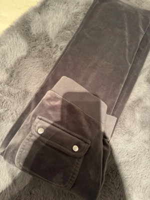 Juciy couture byxor - Säljer mina gråa Juciy byxor, dom är använda fåtal gånger så dom är som nya. Säljs då dom inte kommer till användning💕