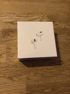 Apple AirPods Pro (2nd gen) USB-C - Säljer ett par vita Apple AirPods Pro (2nd generation) med MagSafe-laddningsetui och USB-C. Snygg och kompakt design i plast, perfekt för dig som vill ha trådlösa hörlurar med grymt ljud och smidig laddning. Passar till både iPhone och andra Apple-enheter. Priset går att diskuteras