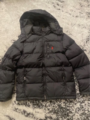 Ralph lauren puffer jacket - Ralph lauren puffer jacket. Passar storlek M men står storlek S. I väldigt bra skick säljs eftersom jag har en ny jacka