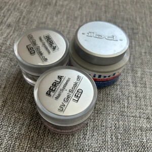 UV-gel från Perla och IBD - Säljer 3 geléer. 150 kr för den stora, 100 för en liten. Eller 350 för alla tre.