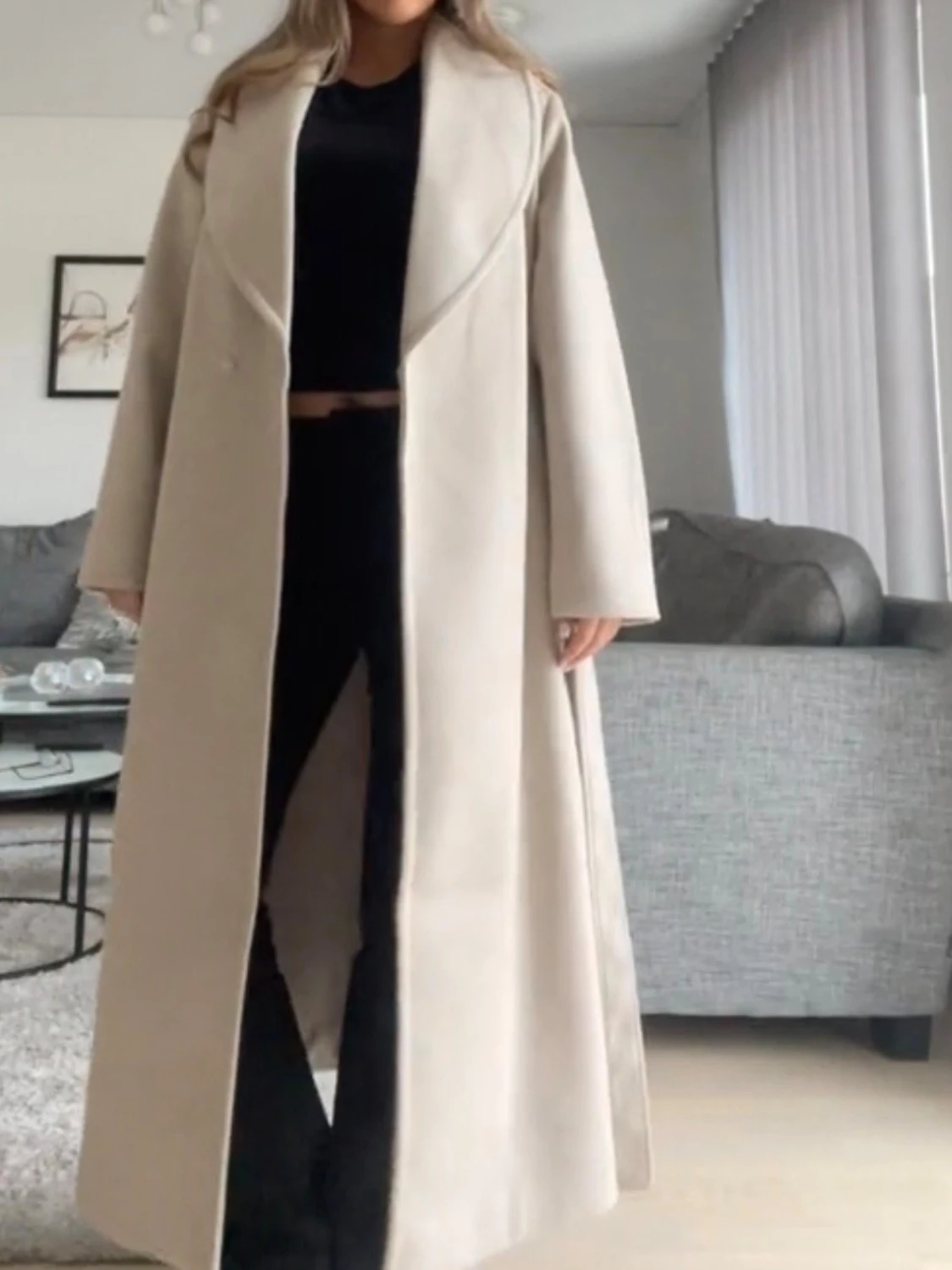 Beige lång kappa med bred krage - 1