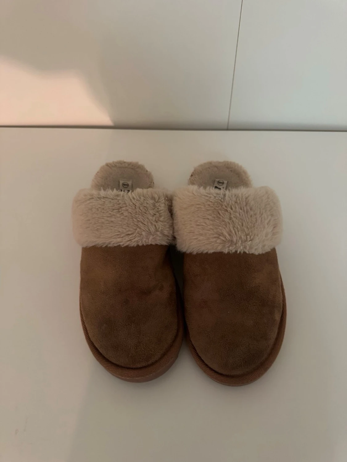 Bruna tofflor med fuskpäls - 1