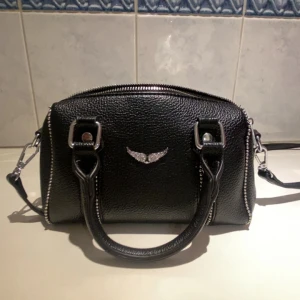 Zadig Voltaire liknande väska - Jätte fin väska som liknar Zadig Voltaire väskan!! Använd få tal gånger. Max 5! 