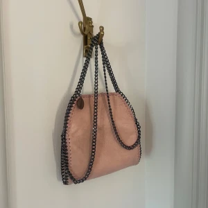 Rosa axelväska med kedjedetaljer - Rosa kedje väska använd få gånger köpt ny för 3000kr, priset går att förhandla 