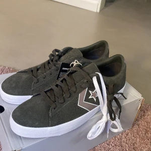 Nya Converse Cons gröna - Helt nya converse cons, säljer pga fel storlek. Nypris 800kr. Mitt pris 399