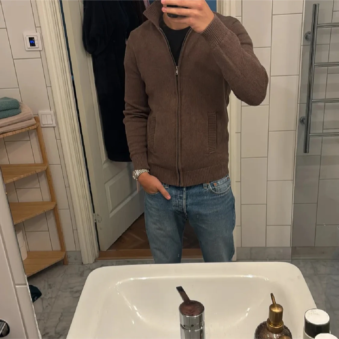 Brun stickad kofta med dragkedja