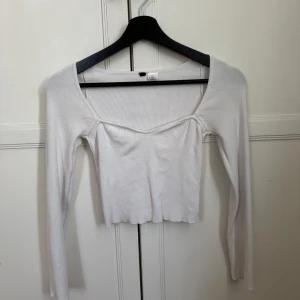 Vit top - Långärmad magtröja från HM. Lite tjockare material men fortfarande stretching. Armarna går upp över axlarna men ganska låg utgivning som på bilden. Skriv för mer info ❤️