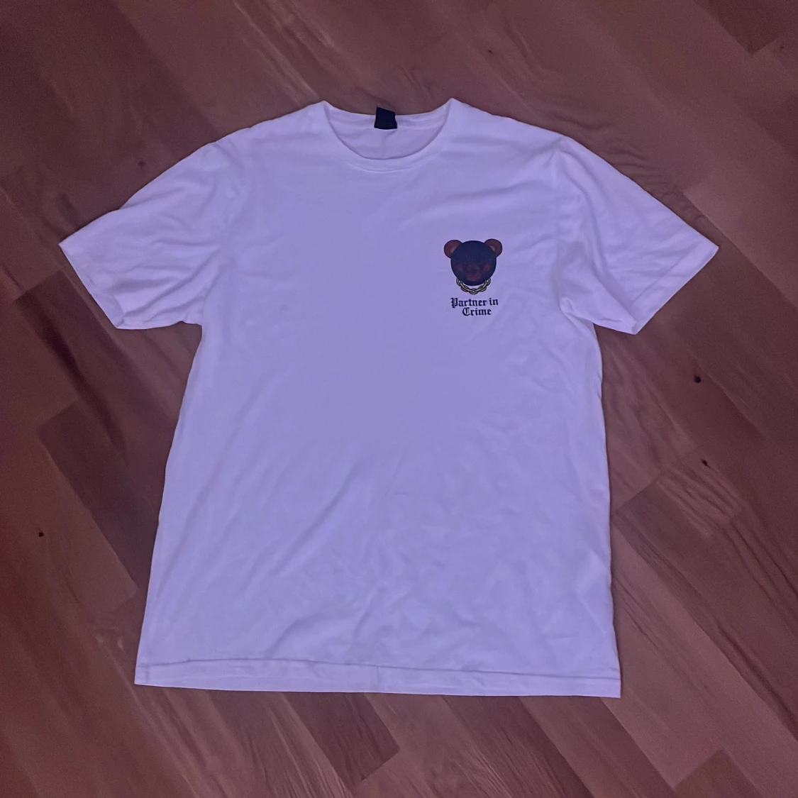 Vit t-shirt med björntryck