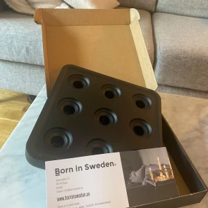 Stumpastaken Small Ljushållare  - Stumpastaken Small är en svensk designklassiker från Born in Sweden. Ljusstaken har plats för flera ljusstumpar och är tillverkad i robust svart metall. Produkten är i nyskick och levereras i originalförpackning, perfekt för modern inredning.