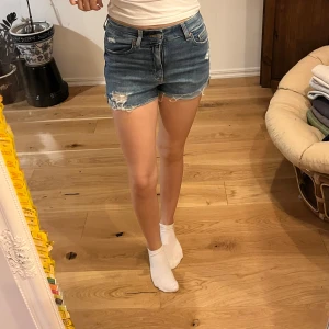 Blå jeansshorts med slitningar från H&M - Säljer ett par blå jeansshorts från H&M i storlek 36 i stretchigt material⭐️⭐️⭐️Välanvända men fortfarande i bra skick 