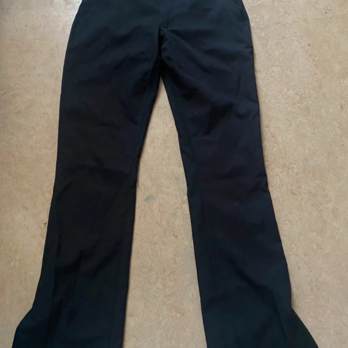 Svarta bootcut byxor från BikBok - 1