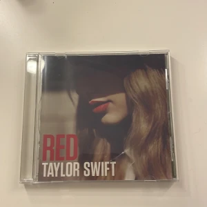Taylor swift CD - albumet 'Red' av taylor swift. Obs: fodralet har en spricka, se bild.❤️