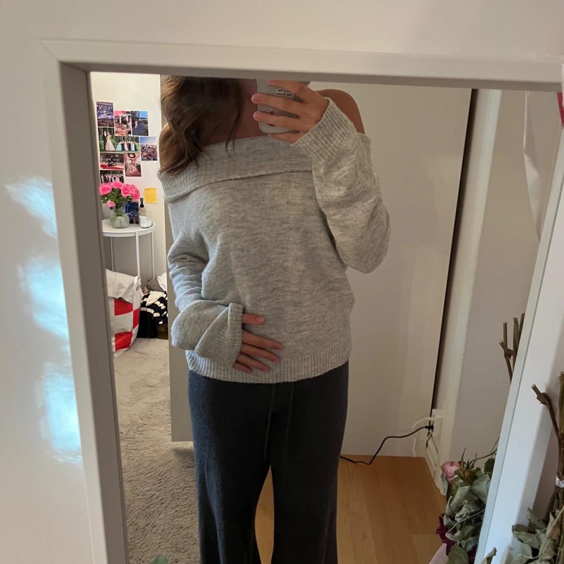 Ljusgrå offshoulder stickad tröja - 2